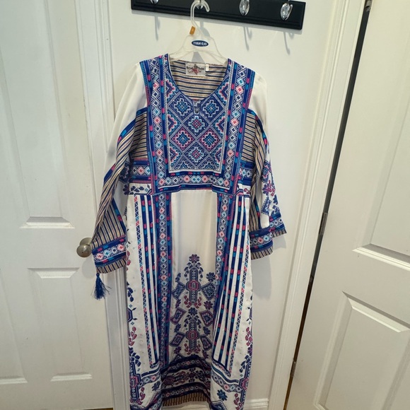 Elegant Blue and White Patterned Maxi Dress - Picture 6 of 10